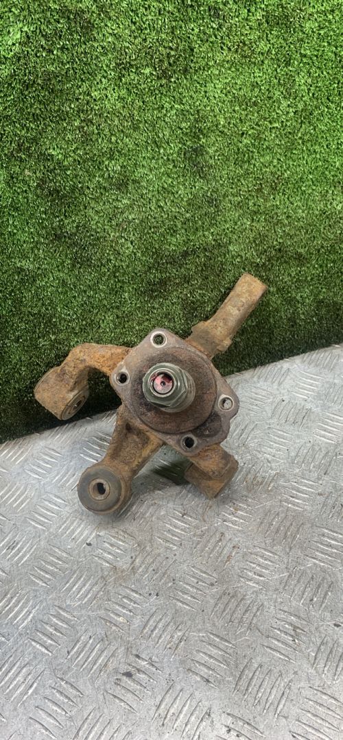 кулак задний правый Suzuki Baleno 1 поколение 1997, 1.6 л., бензин, МКПП, универсал - фото №1