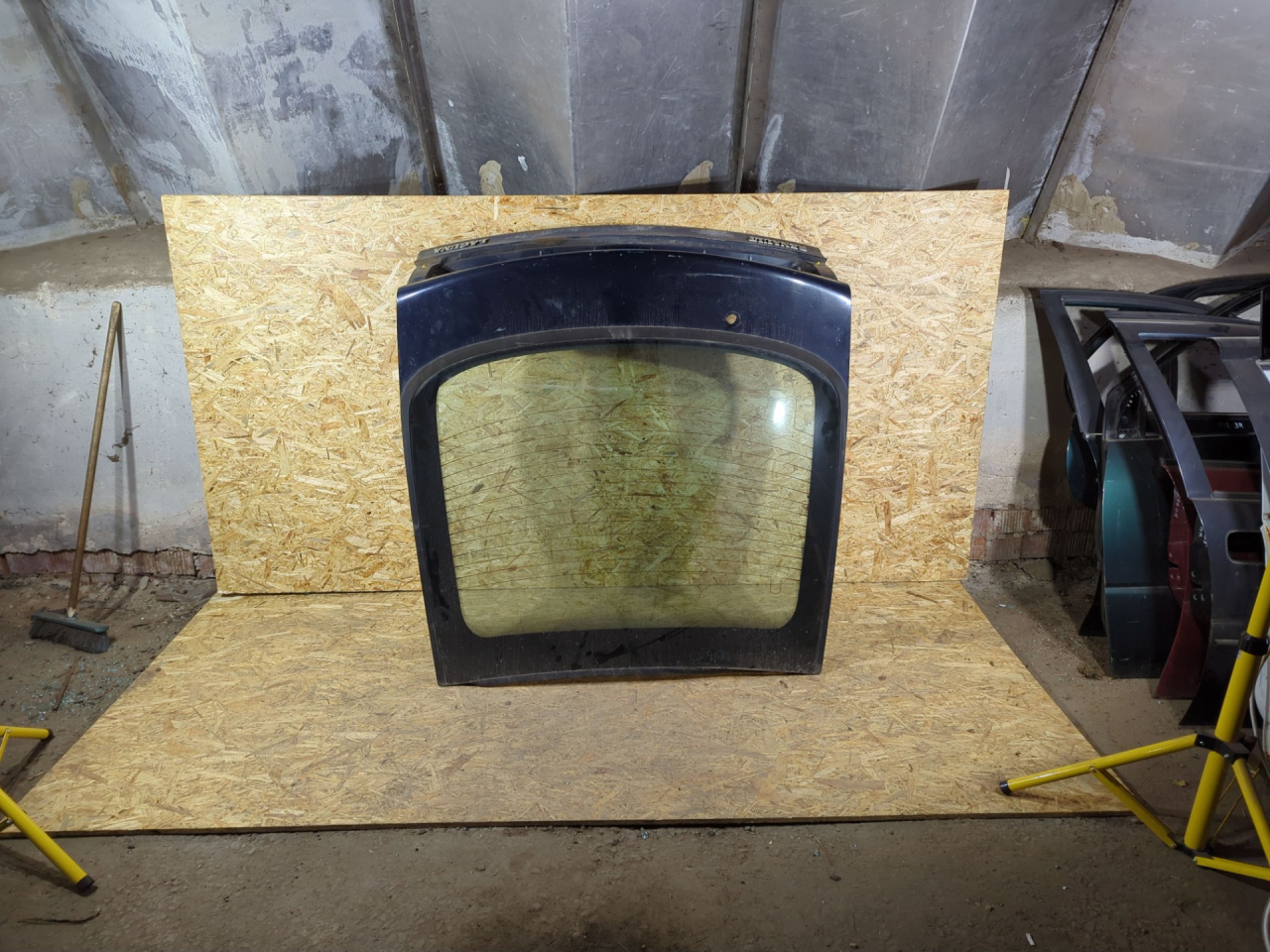 крышка багажника (дверь 3-5) Renault Laguna 1 поколение 1998, 1.8 л., бензин, МКПП, хетчбэк 5 дв. - фото №1