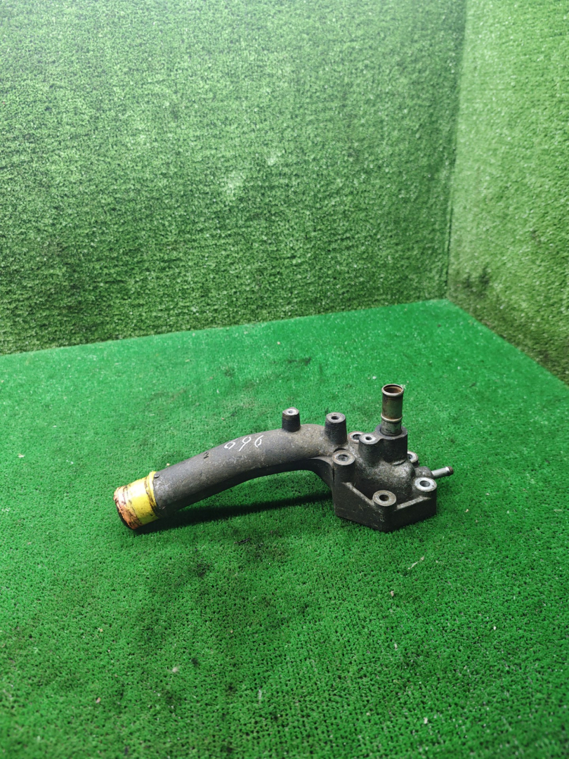 фланец (тройник) системы охлаждения Toyota Picnic 1 поколение XM10 2000, 2.2 л., дизель, МКПП, минивэн - фото №1