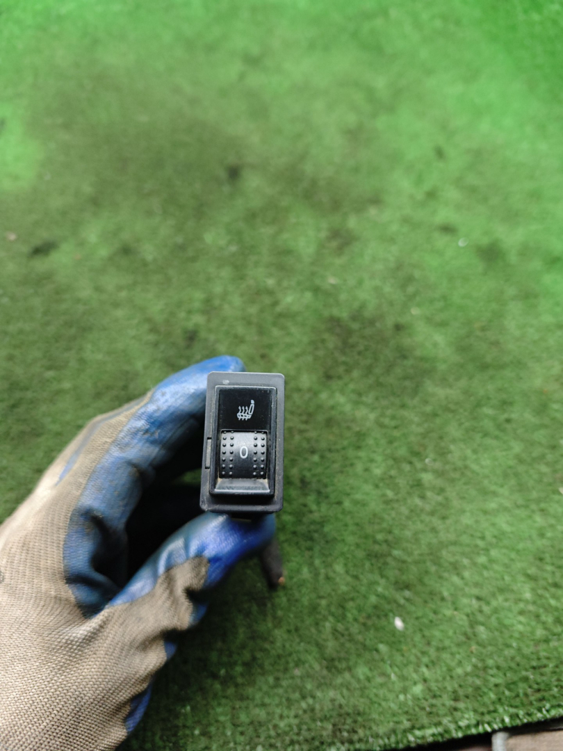 кнопка обогрева сидений Skoda Superb 1 поколение 2006, 2.8 л., бензин, АКПП, седан, 3U0963563 - фото №1