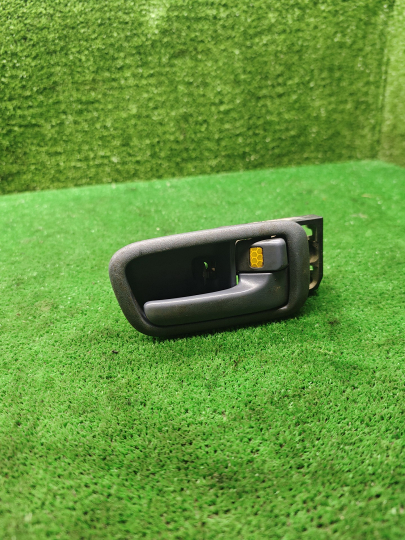 ручка внутренняя передняя правая Toyota Picnic 1 поколение XM10 2000, 2.2 л., дизель, МКПП, минивэн - фото №1