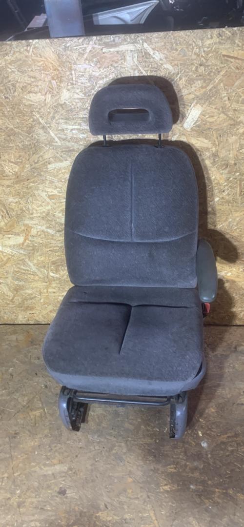 сиденье переднее Chrysler Voyager 3 поколение 2000, 2.5 л., дизель, МКПП, минивэн - фото №1