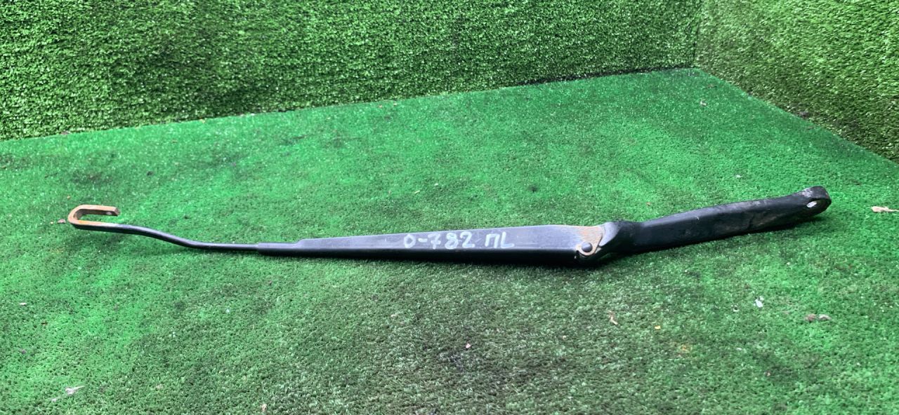 щеткодержатель (поводок стеклоочистителя, дворник) Toyota Avensis 1 поколение (T220) 2000, 2.0 л., 2C-T, дизель, МКПП, универсал - фото №1