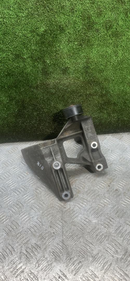 кронштейн генератора Chrysler Voyager 3 поколение 1999, 2.4 л., бензин, АКПП, минивэн, 04861132AA - фото №1