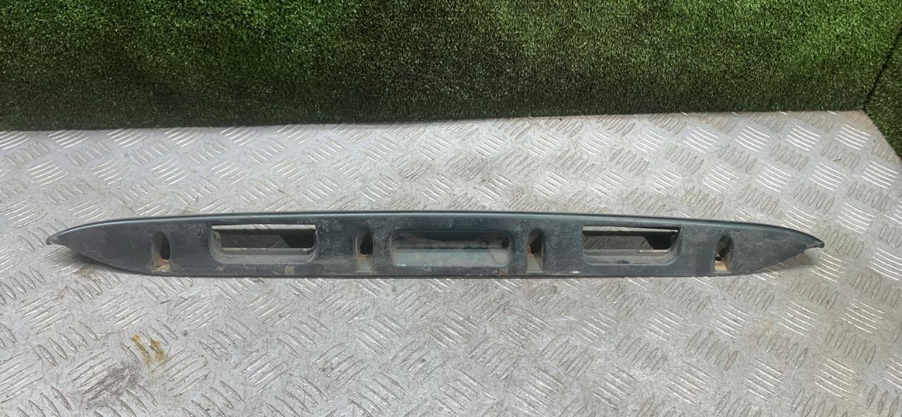 накладка подсветки номера Chrysler Voyager 3 поколение 1999, 2.5 л., дизель, МКПП, минивэн - фото №1