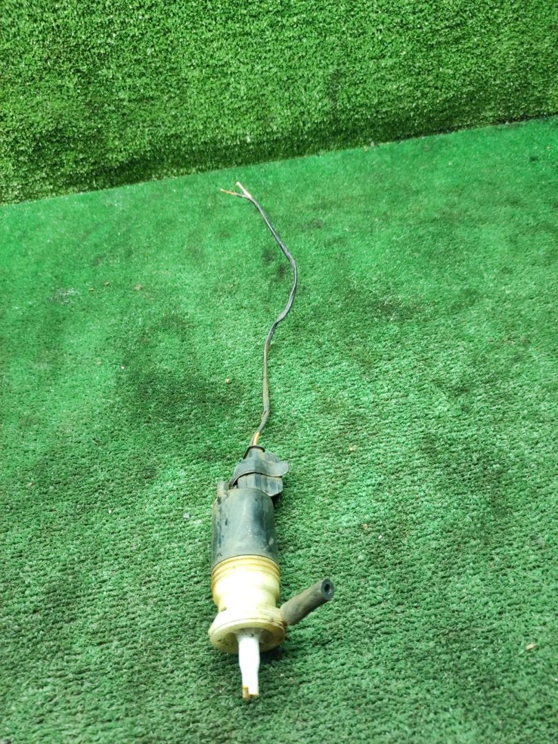 насос (моторчик) омывателя стекла Dodge Caravan 4 поколение 2001, 2.4 л., бензин, АКПП, минивэн - фото №1