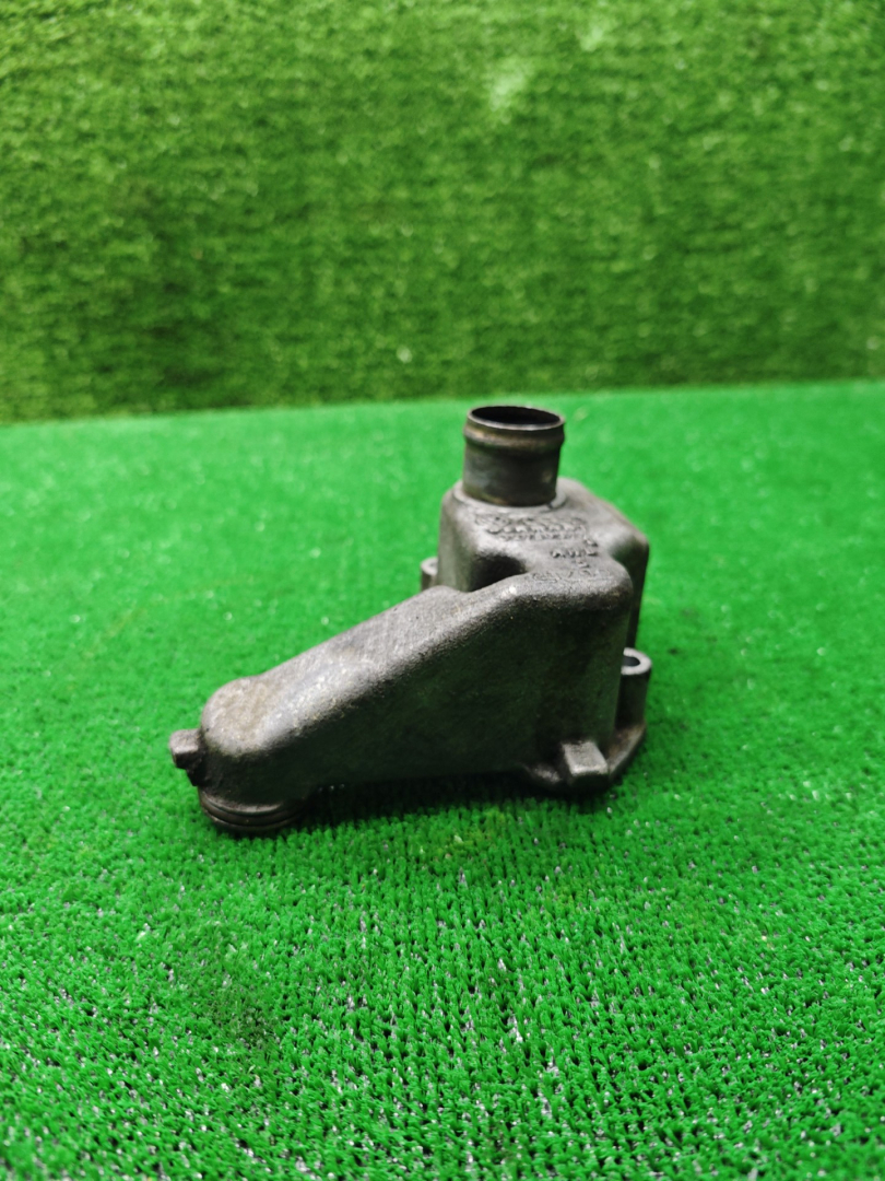 фланец (тройник) системы охлаждения Volkswagen Passat B4 1995, 2.0 л., бензин, МКПП, 027103773 - фото №1