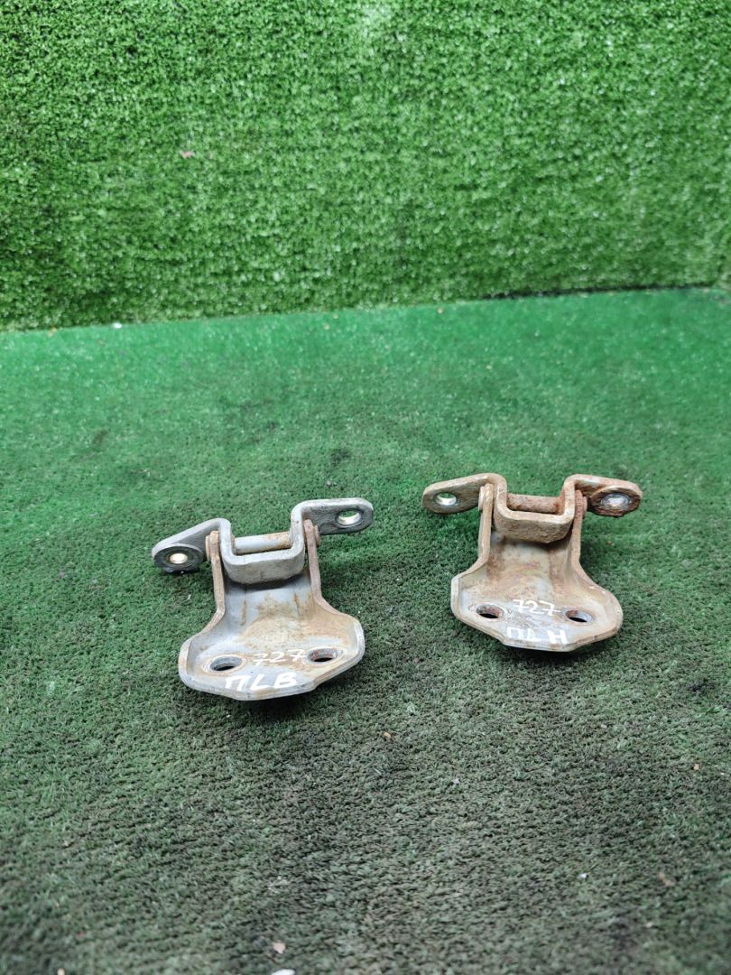 петля двери Mazda 323 5 поколение 1998, 1.5 л., бензин, МКПП, хетчбэк 3 дв. - фото №1