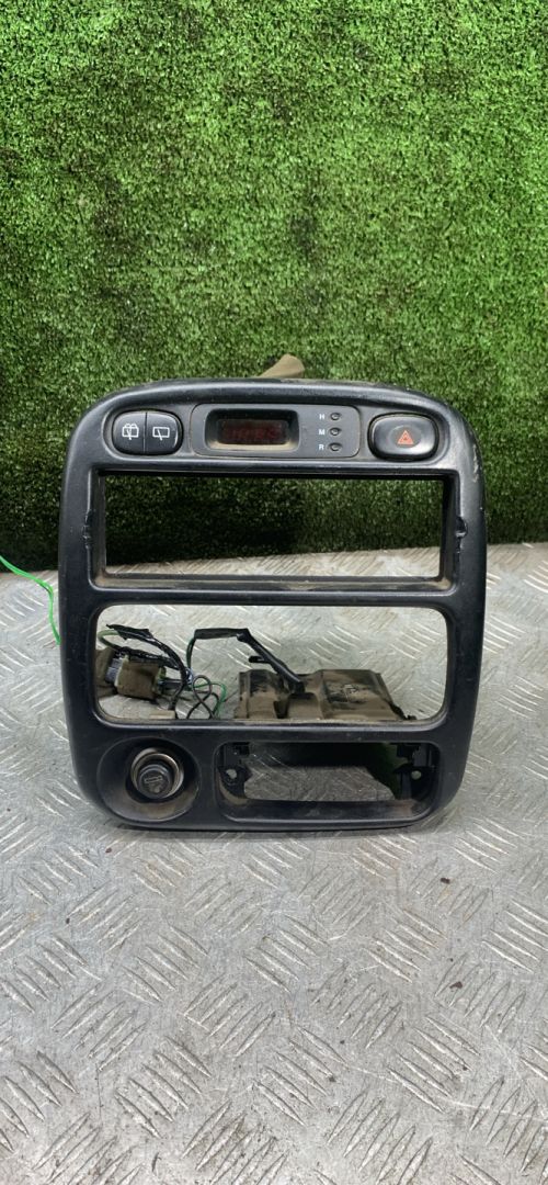 рамка под магнитолу Hyundai Accent 1 поколение (X3) 1995, 1.5 л., бензин, МКПП, хетчбэк 3 дв. - фото №1