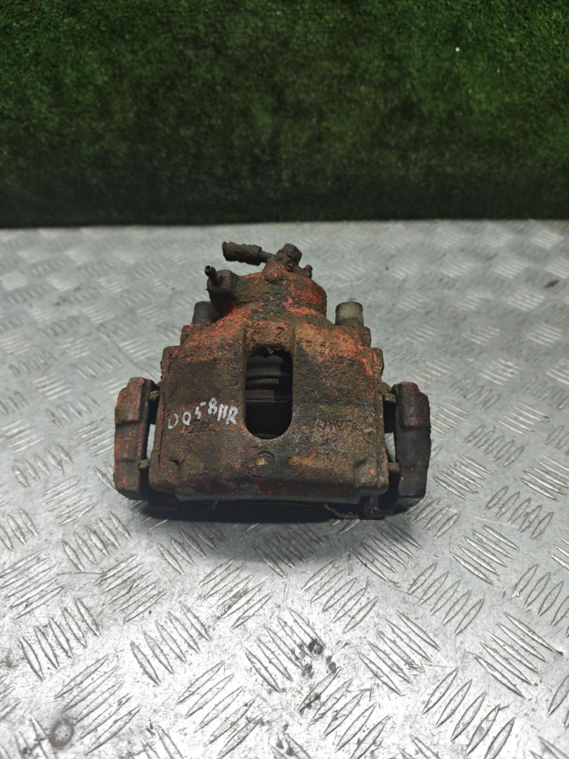 суппорт передний правый Toyota Avensis 1 поколение (T220) 1999, 2.0 л., дизель, МКПП, хетчбэк 5 дв. - фото №1