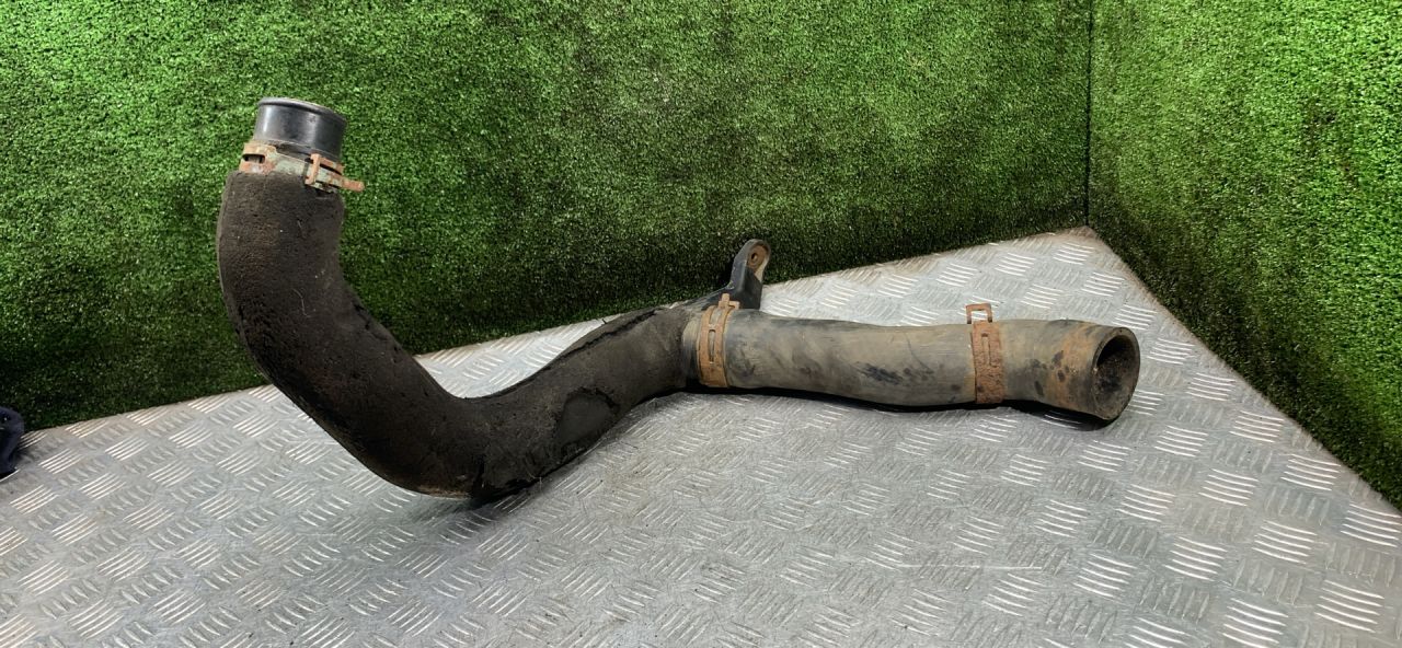 патрубок интеркулера Toyota Avensis 1 поколение (T220) 2000, 2.0 л., 2C-T, дизель, МКПП, универсал - фото №1