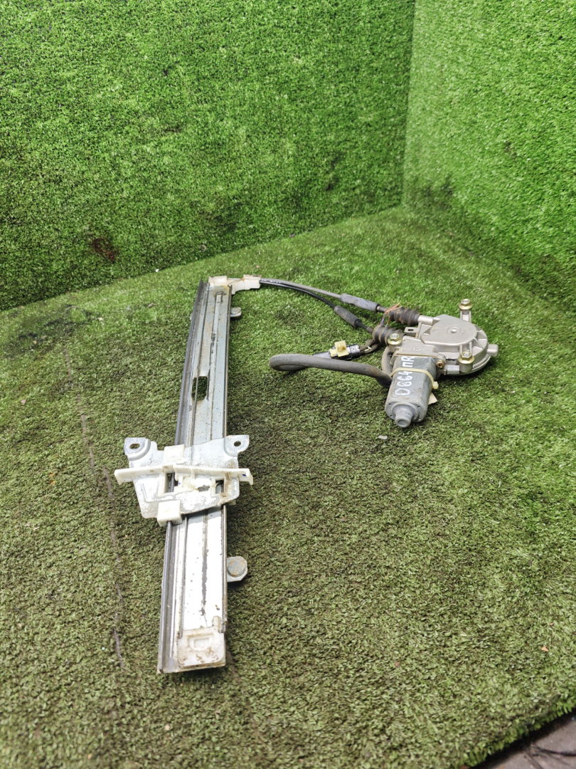 стеклоподъемник электрический передний правый Kia Rio 1 поколение 2001, 1.3 л., бензин, МКПП, универсал - фото №1