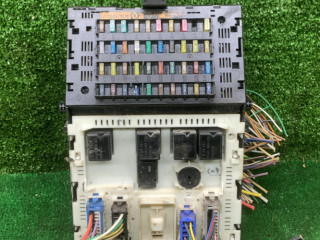 блок предохранителей Renault Scenic 1 поколение 1999, 1.9 л., дизель, МКПП, минивэн, 7703297183H