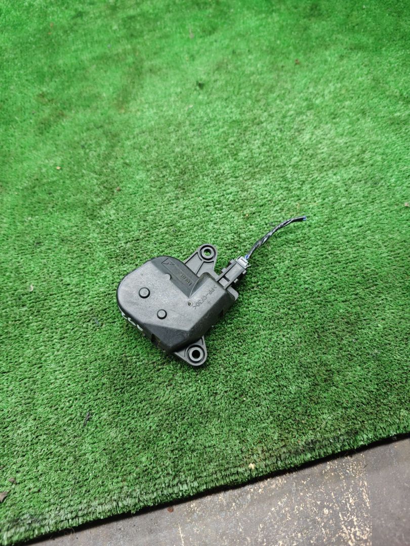 моторчик заслонки печки Chrysler Voyager 4 поколение 2002, 2.4 л., бензин, МКПП, минивэн - фото №1