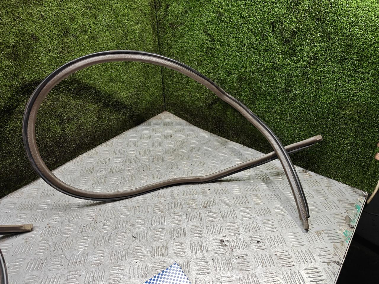 уплотнитель двери Mitsubishi Pajero 2 поколение 1996, 3.0 л., 6G72 (SOHC 24V), бензин, АКПП, внедорожник 5 дв. - фото №1