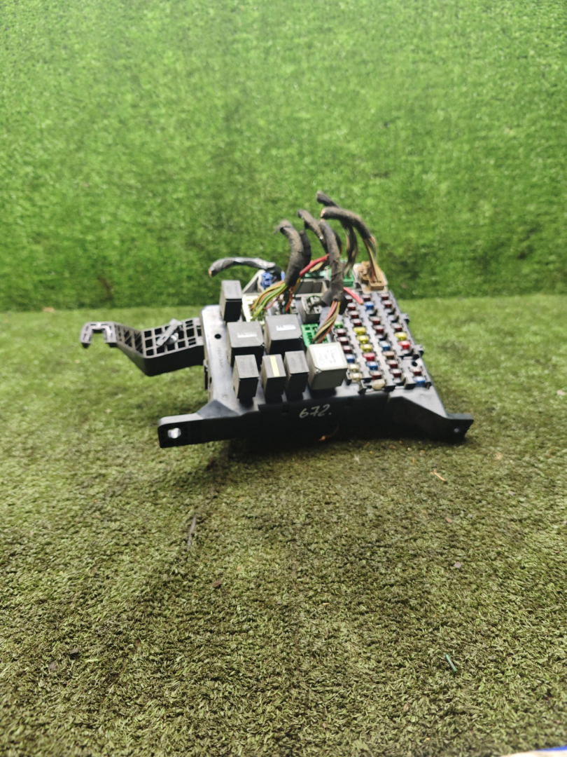 блок предохранителей Ford Mondeo 3 поколение 2002, 2.0 л., дизель, АКПП, хетчбэк 5 дв. - фото №1