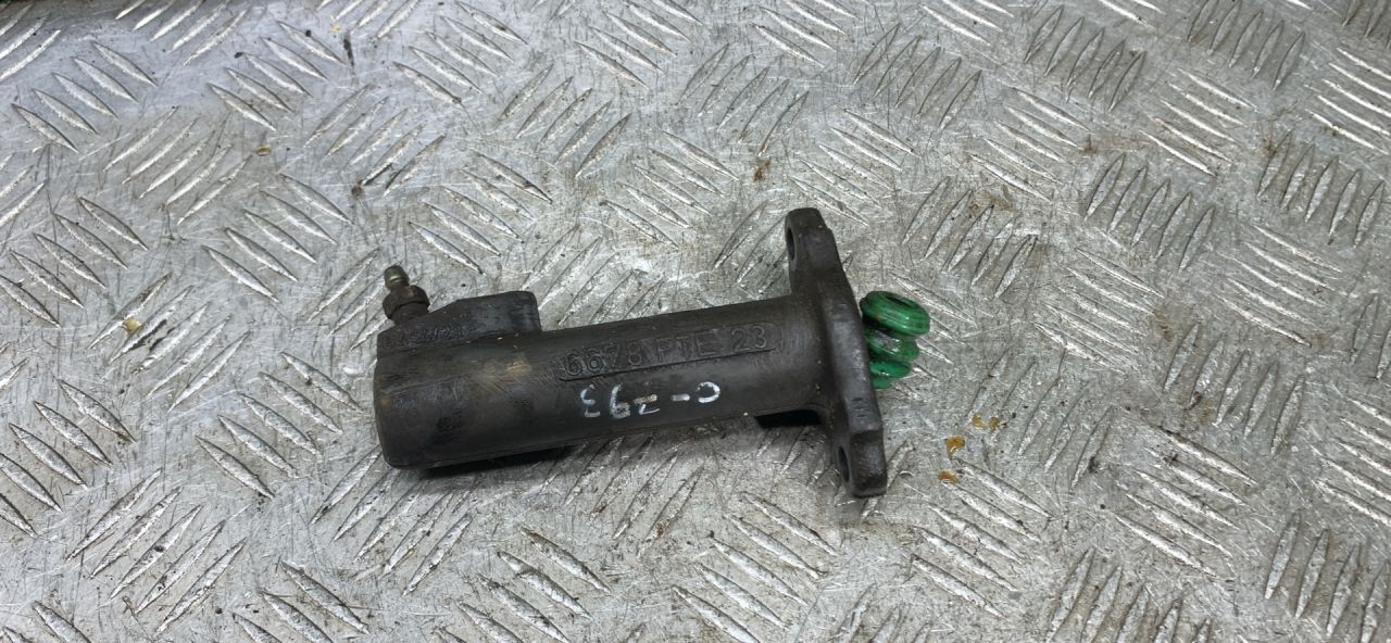 цилиндр сцепления рабочий Volkswagen Passat B4 1995, 2.0 л., бензин, МКПП, универсал - фото №1