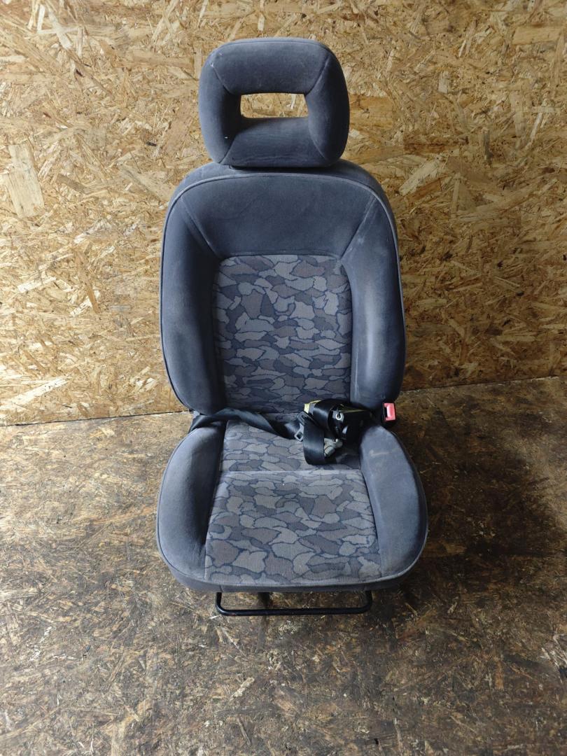 сиденье переднее Toyota Avensis 1 поколение (T220) 1998, 2.0 л., дизель, МКПП, седан - фото №1