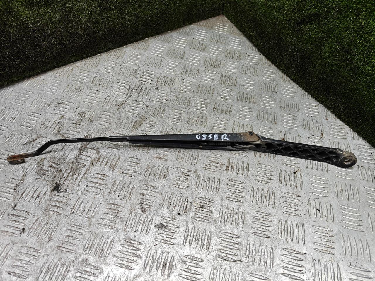 щеткодержатель (поводок стеклоочистителя, дворник) Toyota Avensis 1 поколение (T220) 1999, 2.0 л., дизель, МКПП, хетчбэк 5 дв. - фото №1