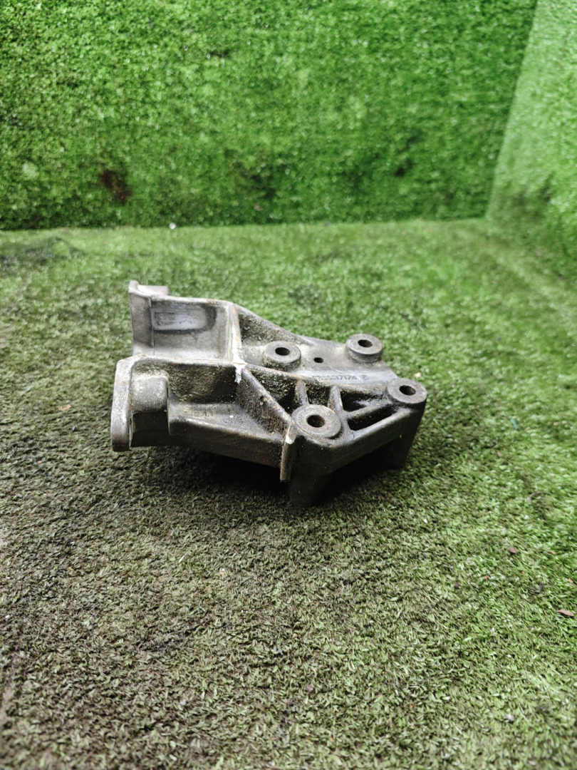 кронштейн двигателя Renault Laguna 1 поколение 1998, 1.8 л., бензин, МКПП, универсал - фото №1