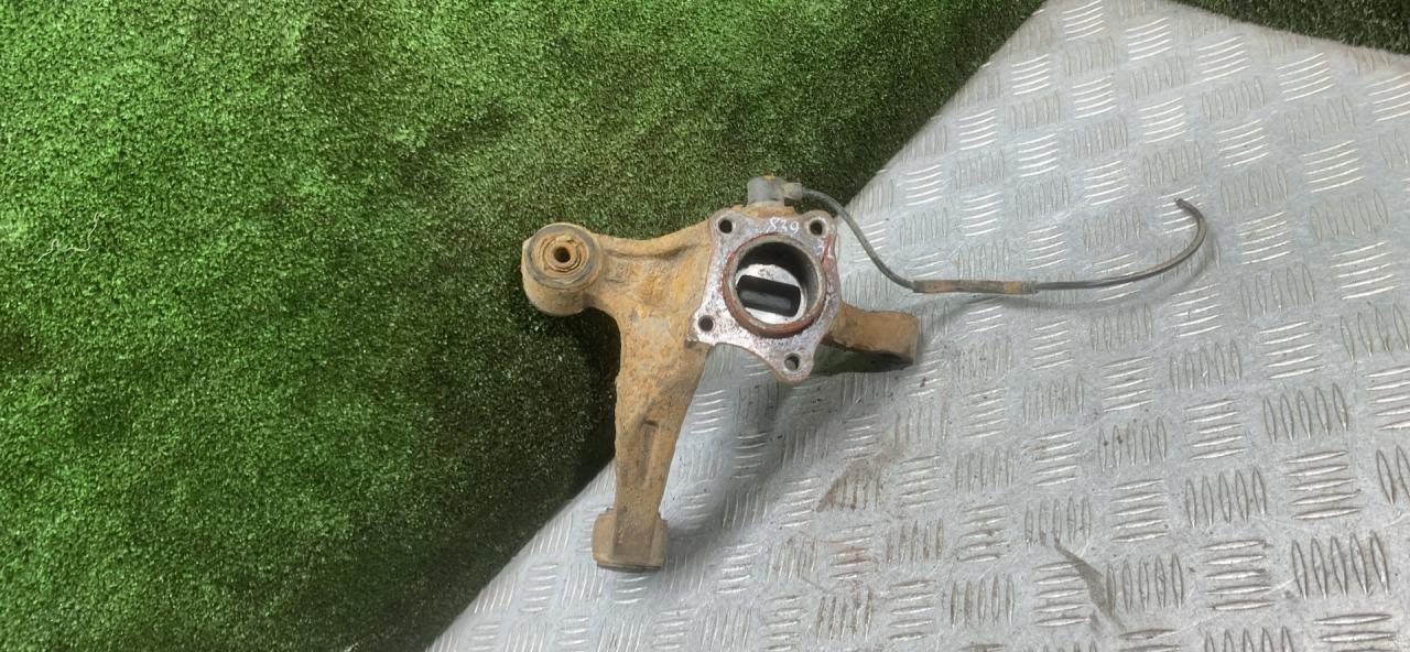 кулак задний левый Toyota Avensis 1 поколение (T220) 1998, 2.0 л., дизель, МКПП, седан - фото №1