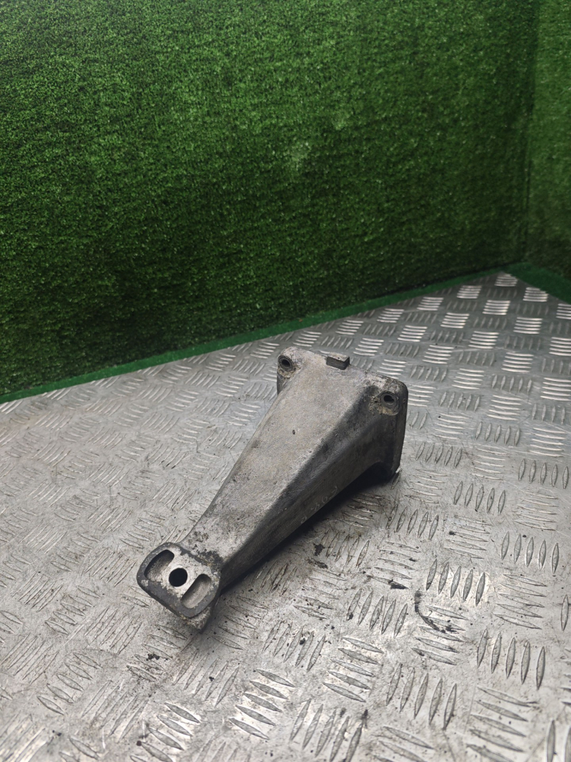 кронштейн двигателя Mercedes-Benz T1 207-210D W601 1993, 2.3 л., OM 601.940, дизель, МКПП, фургон, 601223240462 - фото №1