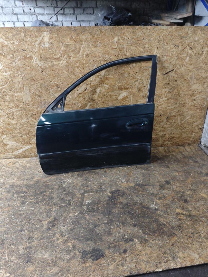 дверь передняя левая Toyota Avensis 1 поколение (T220) 1998, 2.0 л., дизель, МКПП, седан - фото №1