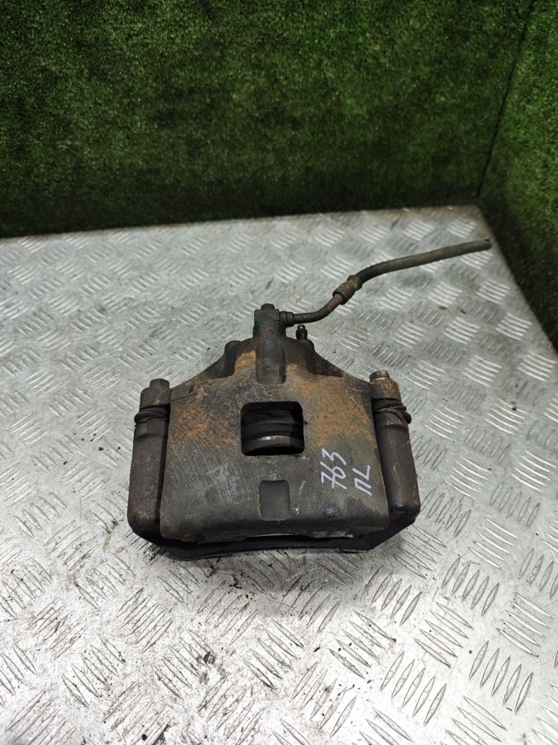 суппорт передний левый Opel Sintra 1 поколение 1998, 2.2 л., X 22 XE, бензин, МКПП, минивэн - фото №1