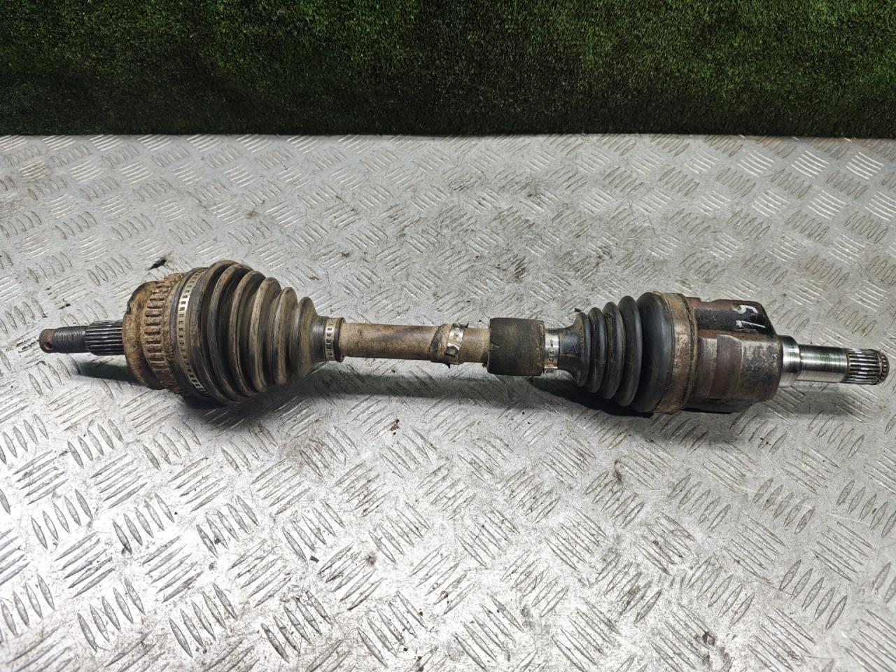 полуось передняя левая (приводной вал, ШРУС) Chrysler Voyager 3 поколение 1999, 2.5 л., дизель, МКПП, минивэн - фото №1