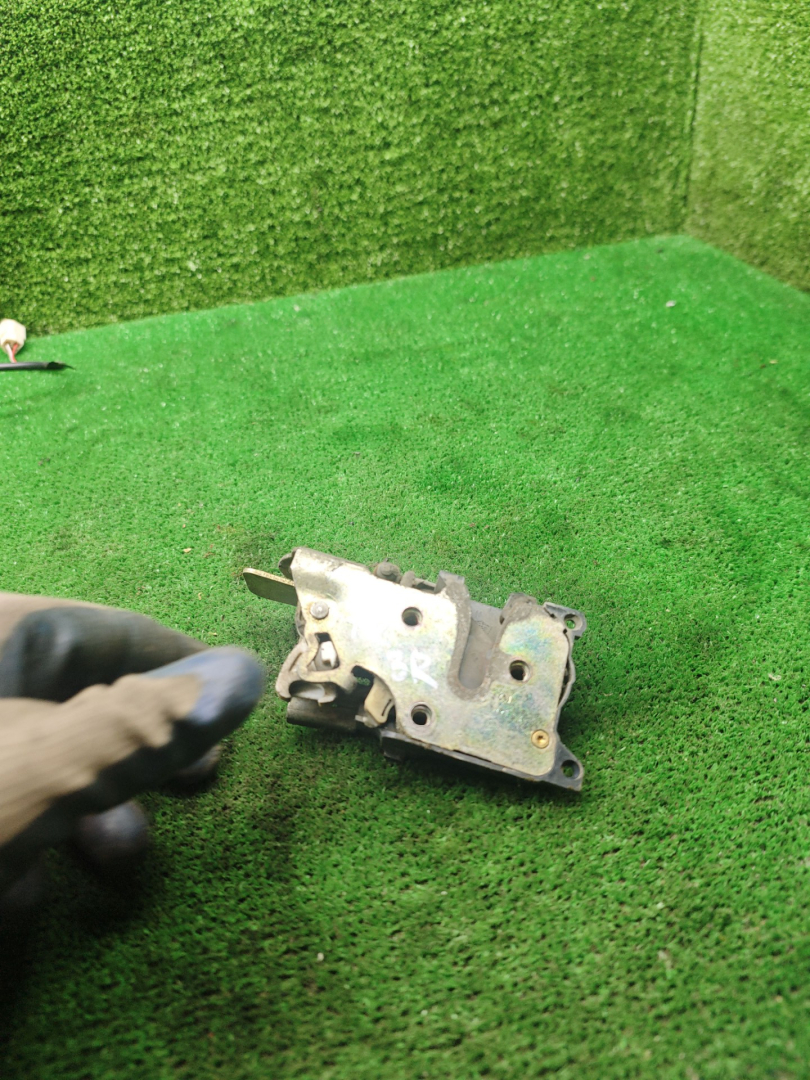 замок двери задней правой Opel Sintra 1 поколение 1997, 2.2 л., X 22 XE, бензин, МКПП, минивэн - фото №1