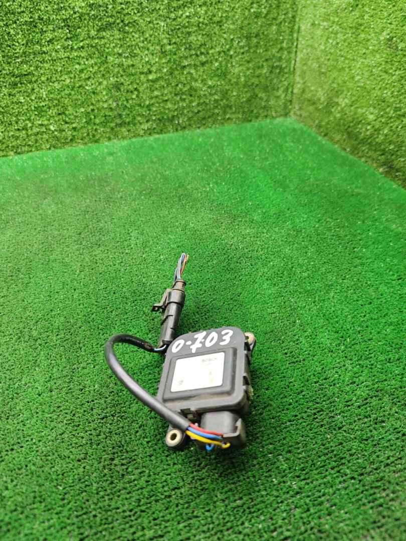 моторчик заслонки печки Lancia Kappa 1 поколение 1999, 2.0 л., бензин, МКПП, седан, 0132801130 - фото №1