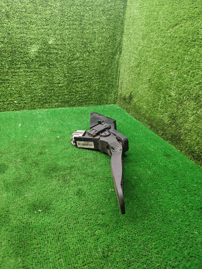 педаль Ford Mondeo 3 поколение 2002, 2.0 л., дизель, АКПП, хетчбэк 5 дв., 2S719F836CA - фото №1