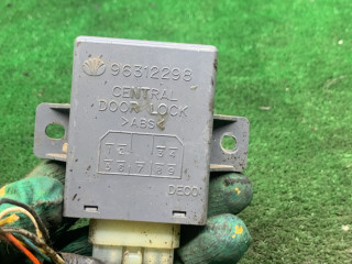 блок управления центральным замком Daewoo Nubira J100 1999, 2.0 л., бензин, МКПП, универсал, 96312298