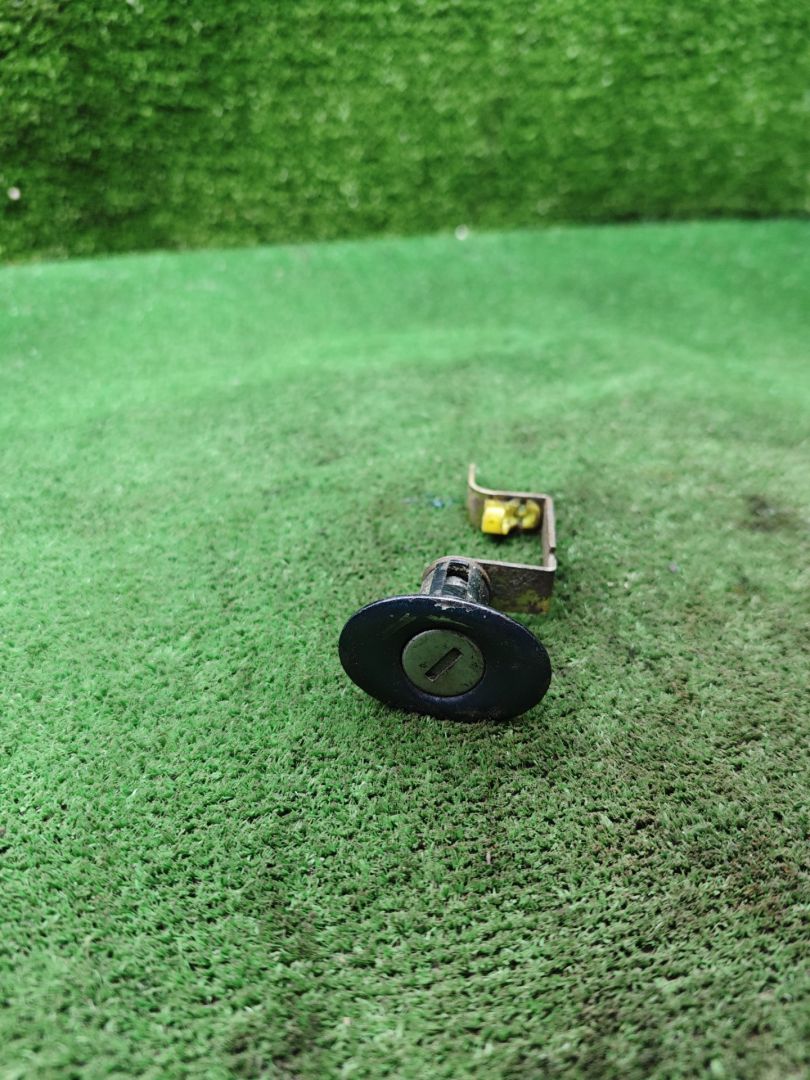 Личинка замка крышки багажника Mitsubishi Galant 7 поколение 1995, 1.8 л., бензин, МКПП, седан - фото №1