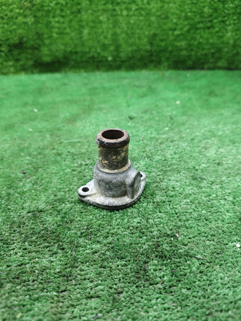 фланец (тройник) системы охлаждения Volkswagen Golf 3 поколение 1995, 1.8 л., бензин - фото №1