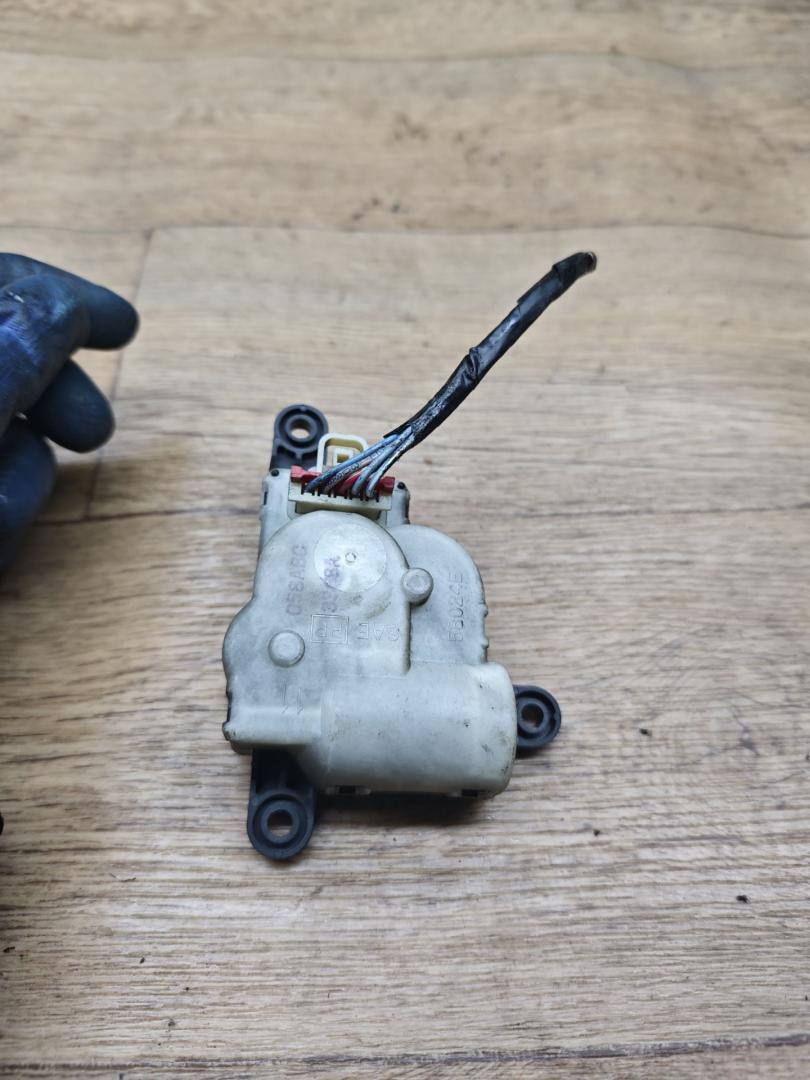 моторчик заслонки печки Chrysler Voyager 3 поколение 1997, 2.4 л., бензин, МКПП, минивэн - фото №1