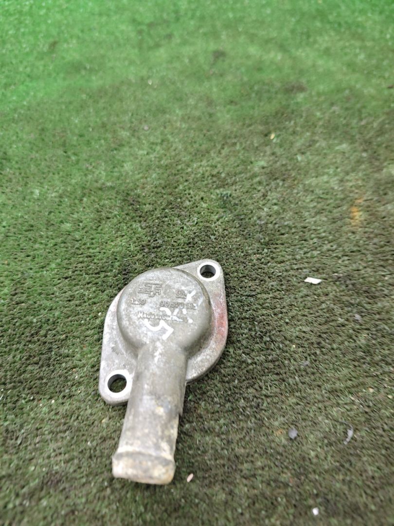 фланец (тройник) системы охлаждения Opel Sintra 1 поколение 1998, 2.2 л., Y 22 DTH, дизель, МКПП, минивэн, 90573185 - фото №1