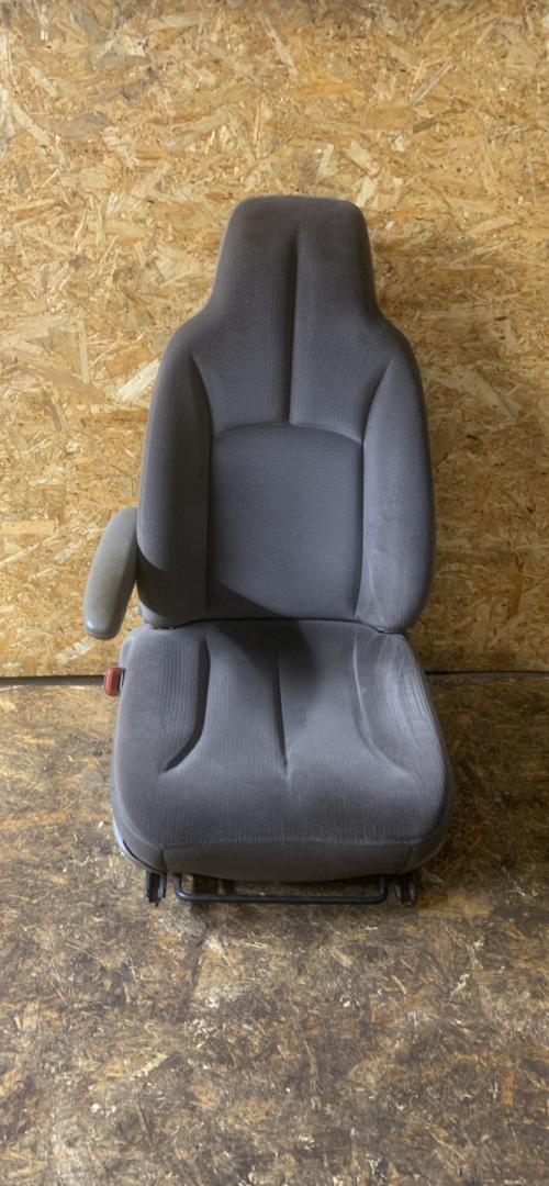 сиденье переднее Dodge Caravan 4 поколение 2002, 2.4 л., бензин, АКПП, минивэн - фото №1