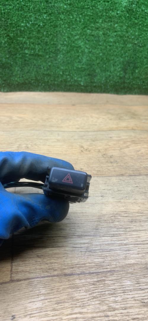 кнопка аварийной сигнализации Toyota Picnic 1 поколение XM10 2000, 2.0 л., бензин, МКПП, минивэн - фото №1