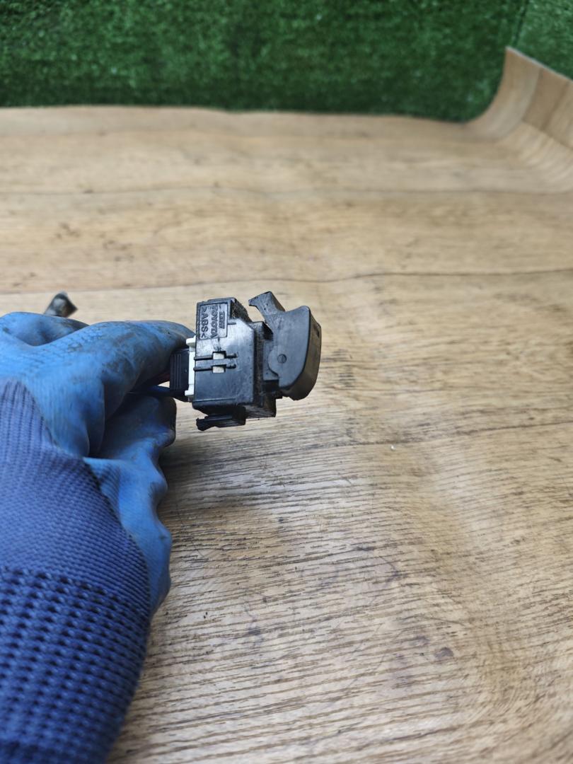 кнопка стеклоподъемника двери Toyota Avensis 1 поколение (T220) 1998, 2.0 л., дизель, МКПП, седан - фото №1