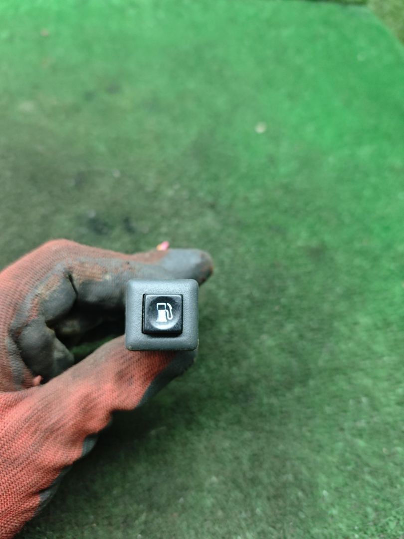 кнопка открытия лючка топливного бака Opel Sintra 1 поколение 1998, 2.2 л., Y 22 DTH, дизель, МКПП, минивэн - фото №1