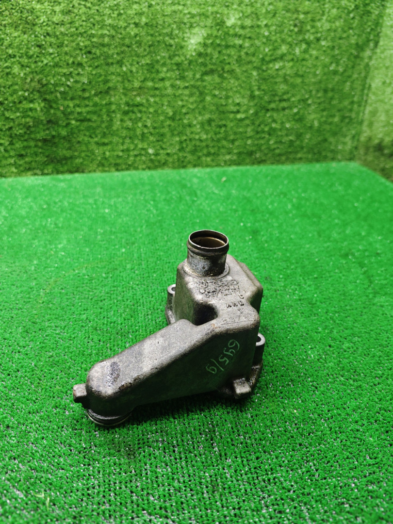 фланец (тройник) системы охлаждения Volkswagen Passat B4 1995, 2.0 л., бензин, МКПП, 027103773 - фото №1