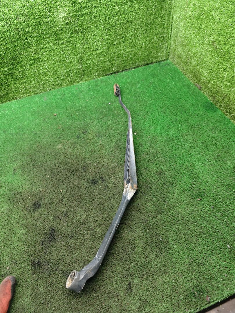 щеткодержатель (поводок стеклоочистителя, дворник) Chery Tiggo (T11) 1 поколение 2007, 1.8 л., бензин, МКПП, внедорожник 5 дв. - фото №1