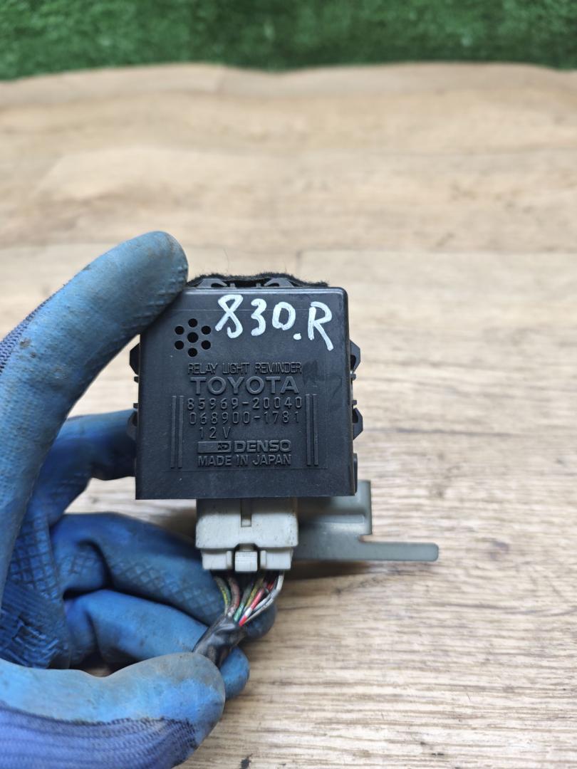 блок управления светом Toyota Carina E 1 поколение T190 1998, 2.0 л., 2C-TE, дизель, МКПП, универсал, 8596920040, 0689001781 - фото №1