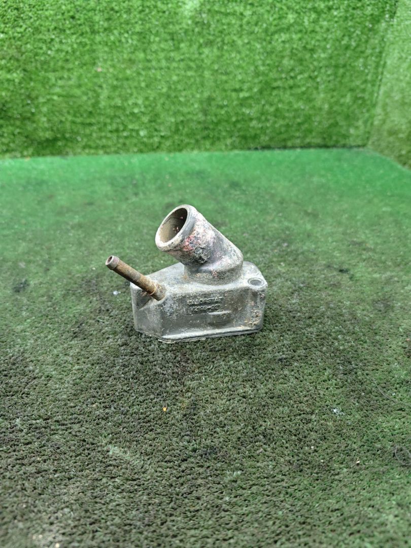 фланец (тройник) системы охлаждения Opel Sintra 1 поколение 1997, 2.2 л., X 22 XE, бензин, МКПП, минивэн - фото №1