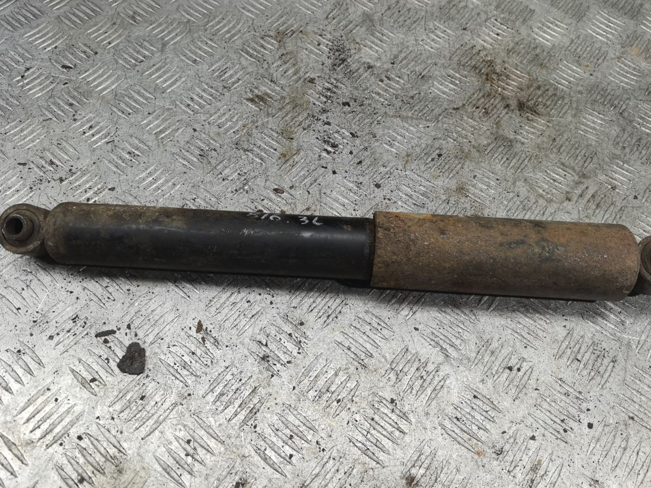 амортизатор задний левый Dodge Caravan 4 поколение 2001, 2.4 л., бензин, АКПП, минивэн - фото №1