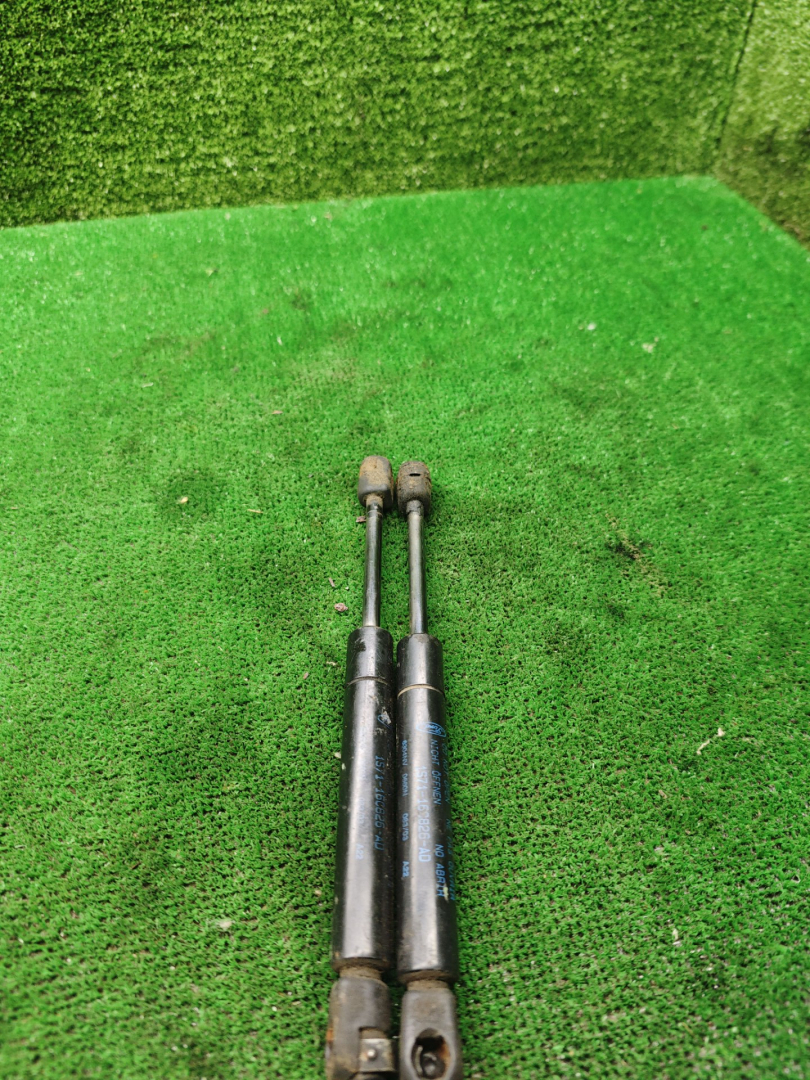 амортизатор капота Ford Mondeo 3 поколение 2002, 2.0 л., дизель, АКПП, хетчбэк 5 дв. - фото №1