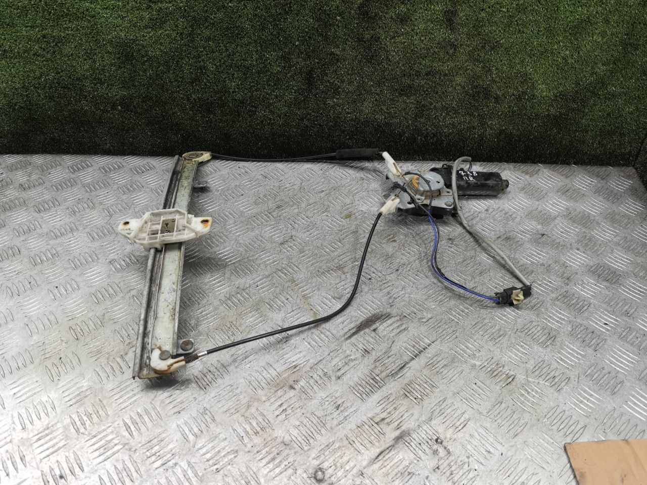 стеклоподъемник электрический передний правый Hyundai Accent 1 поколение (X3) 1995, 1.5 л., бензин, МКПП, хетчбэк 3 дв. - фото №1