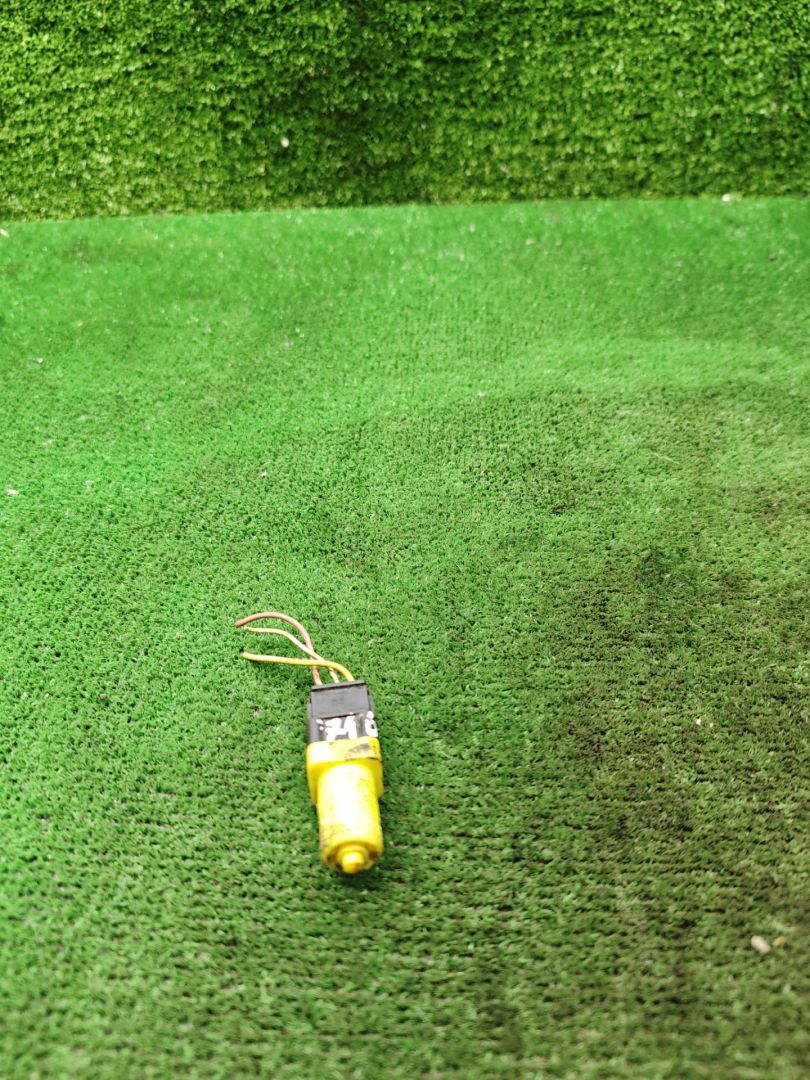 Датчик педали тормоза (лягушка) Renault Scenic 1 поколение 1998, 1.6 л., бензин, МКПП, минивэн - фото №1