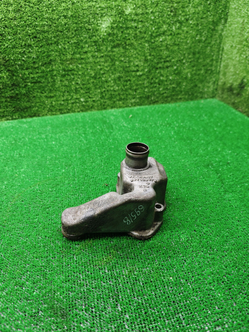 фланец (тройник) системы охлаждения Volkswagen Passat B4 1995, 2.0 л., бензин, МКПП, 027103773 - фото №1